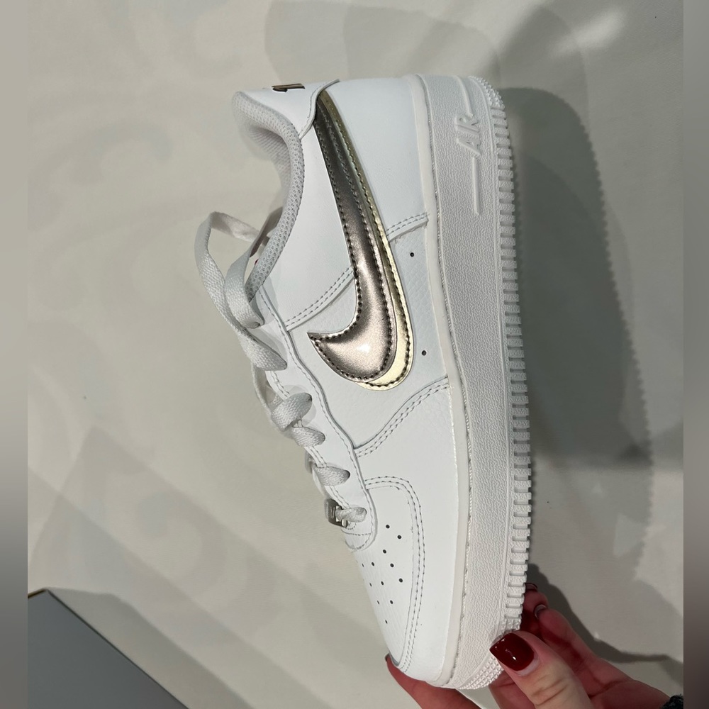 Brand new Air Force 1s. Size 6!